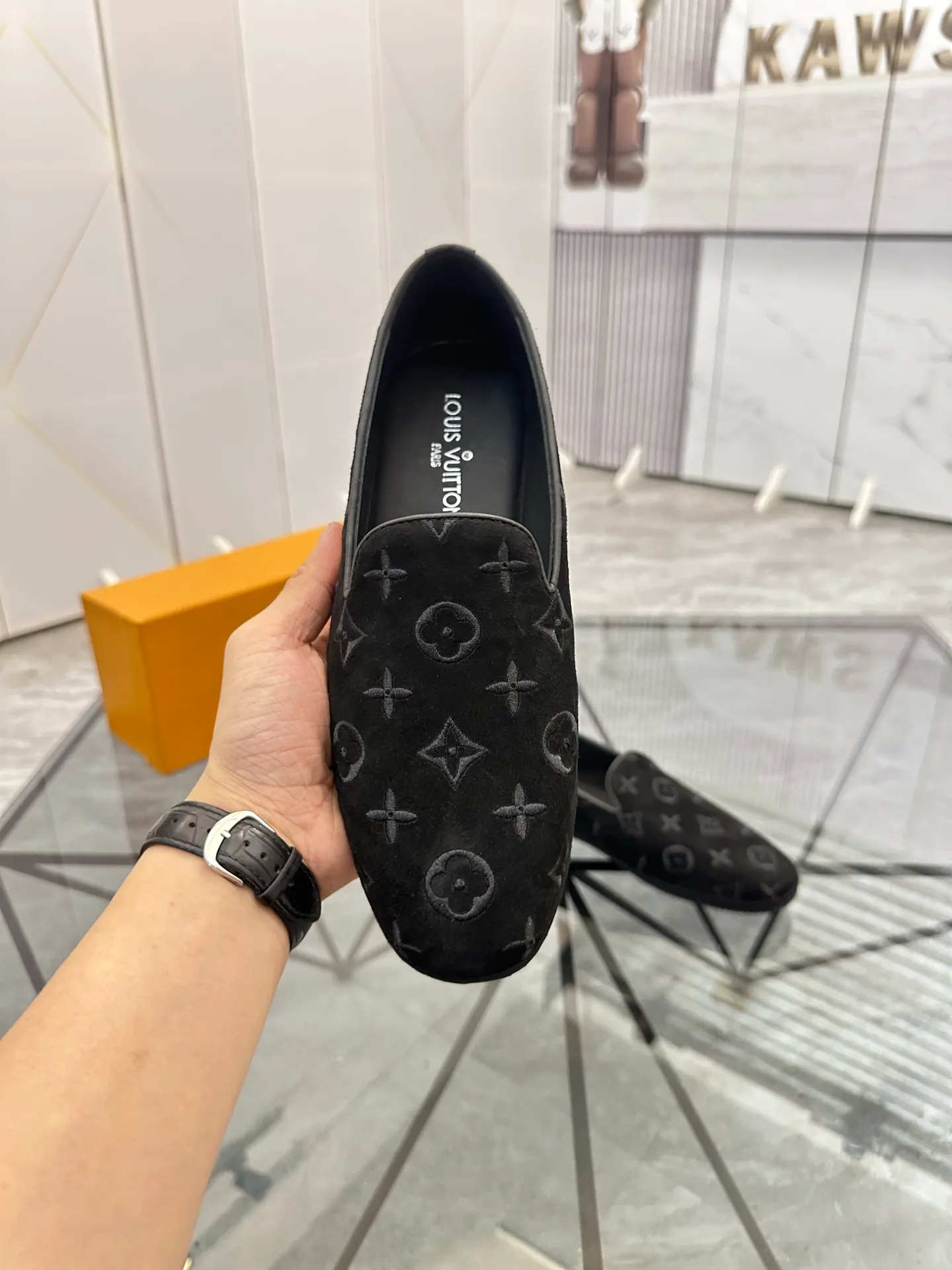 Selling men's shoes 💰: 💰P460¥ Product trademark: LV* "Louis Vuitton*" slip-on shoes, lazy shoes, regular size: 38-44. (can be customized to 45.) Product materials: imported first-layer nubuck leather upper, water-dyed cowhide lining, original outsole. No.: D301
